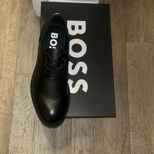 Hugo boss leather casual shoes size 8.. new